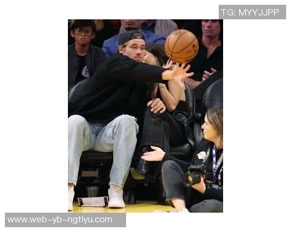 火辣啤酒妹现场助阵湖人曾与格里芬贝克汉姆大儿子有过约会